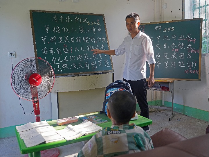 新华全媒+丨一校一师一生 “蝴蝶宝贝”的“私教老师”