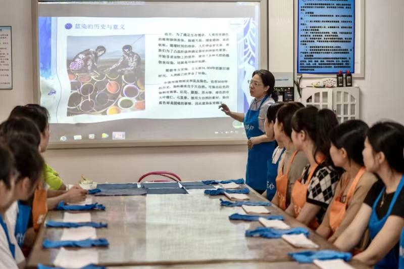 江西青年职业学院：传承蓝染技艺  展现非遗之美