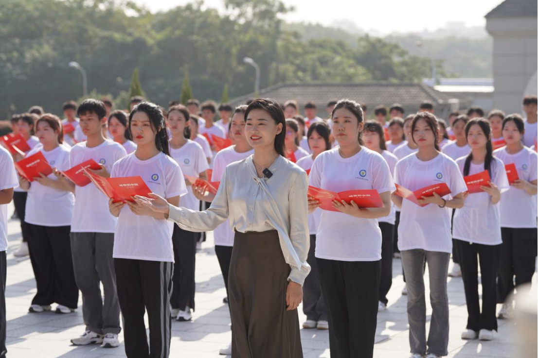 江西青年职业学院学子深情朗诵《可爱的中国》