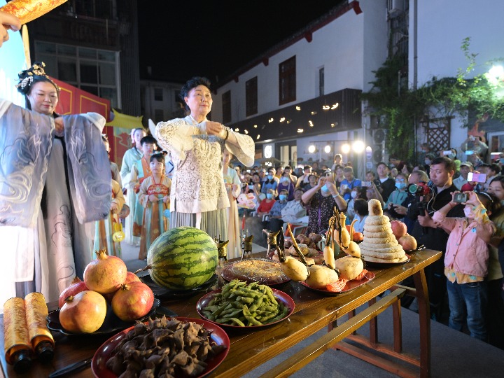 新华全媒+|中秋国庆喜相连 花好月圆同欢庆——各界群众欢度中秋扫描