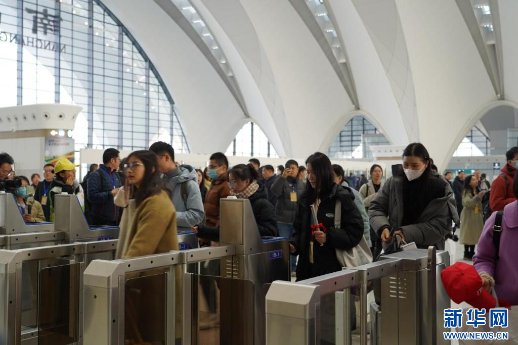 杭昌高铁黄昌段正式开通运营。