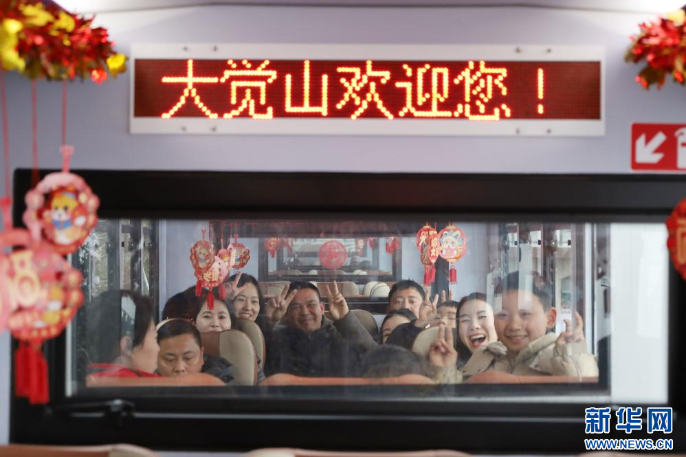 近日,游客在江西资溪大觉山景区体