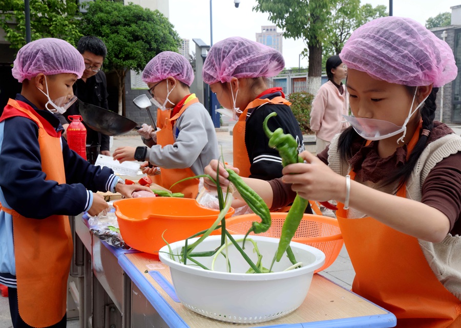 江西广昌：巧手烹饪 快乐劳动
