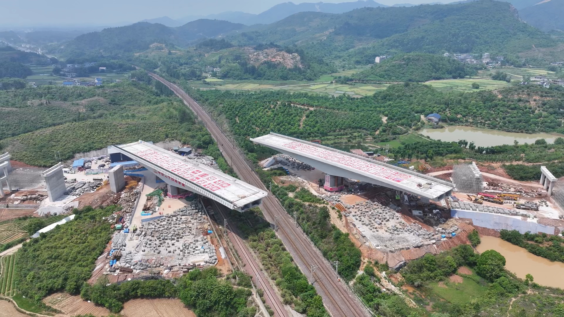 江西高速公路最大跨径转体桥完成转体