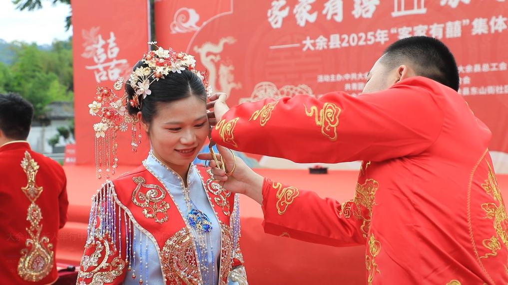 江西大余：举行集体婚礼 倡导婚嫁新风
