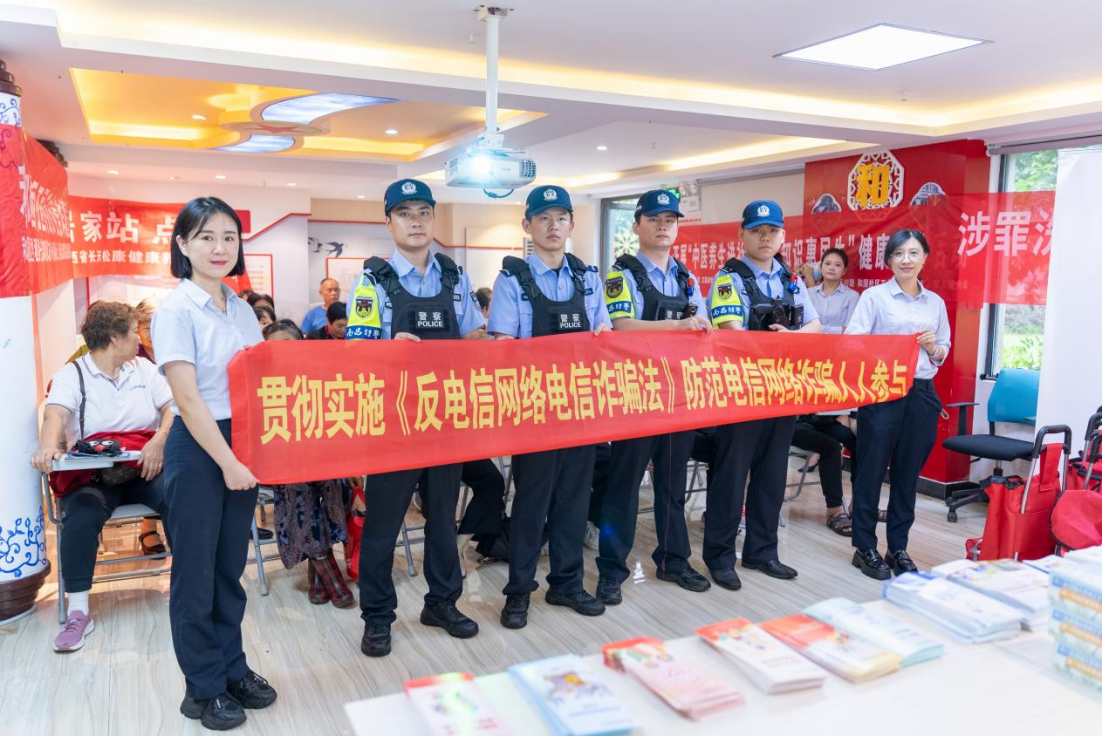 江西裕民银行联合特警支队开展“金融知识万里行”进社区活动