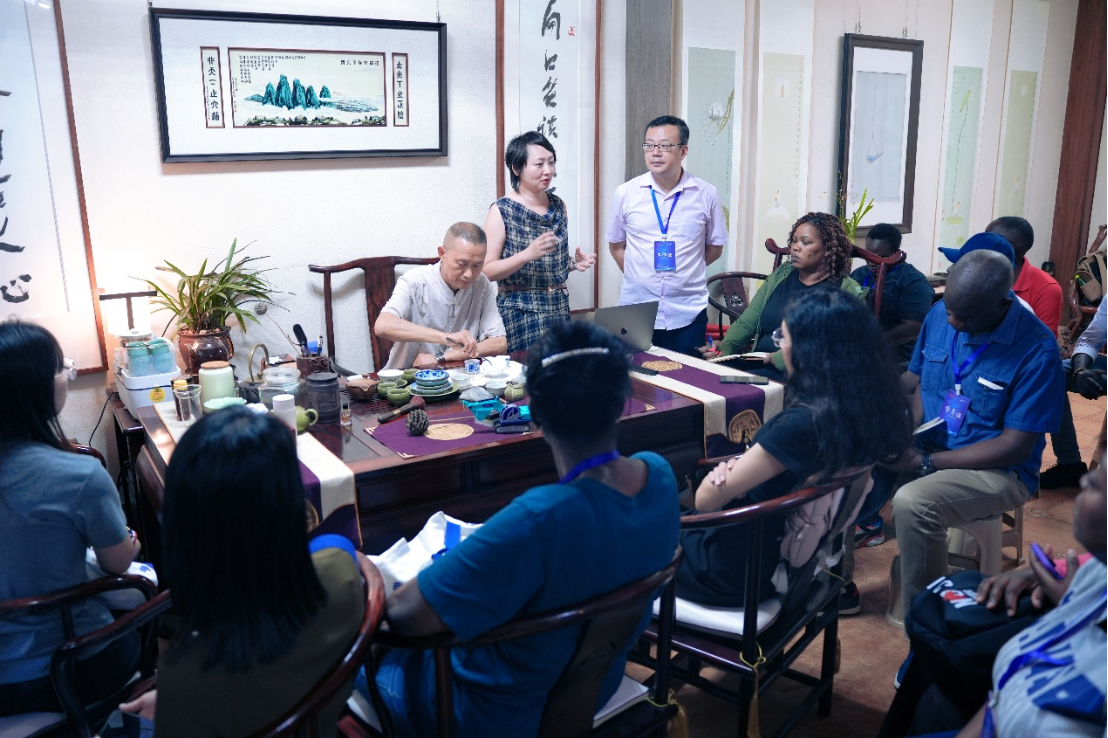 笔墨为桥 多国友人共书“家”之真谛