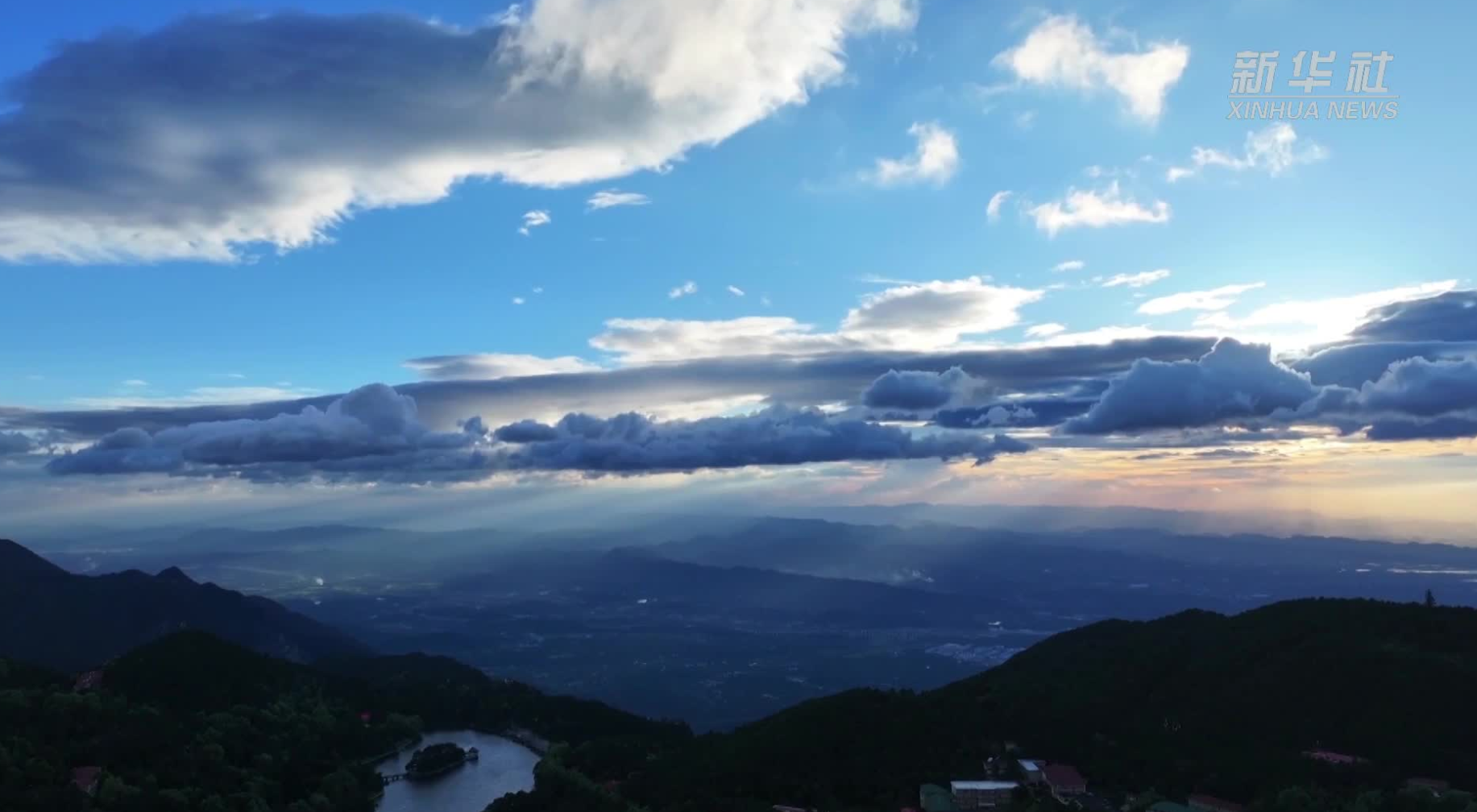  庐山天空现五彩祥云和丁达尔效应