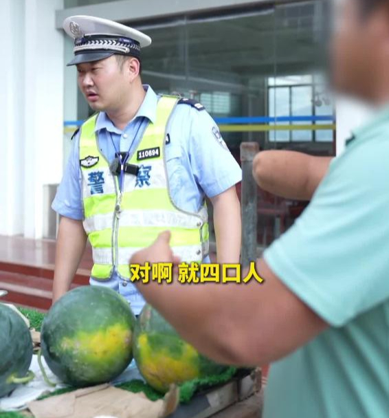 扣下一辆报废货车后，交警带头买光车里西瓜