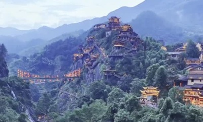 江西上饶：深秋峡谷醉游人