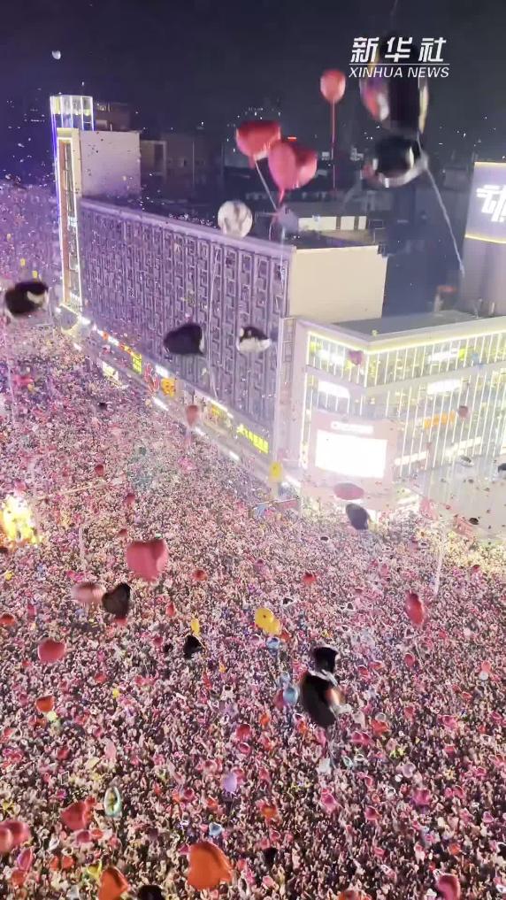 江西南昌:跨年氛围“拉满”