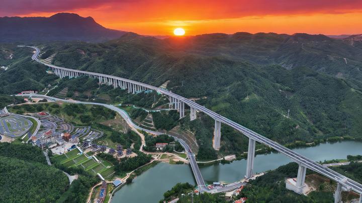 江西省委书记、省人大常委会主任尹弘：凝心聚力加快建设社会主义现代化江西